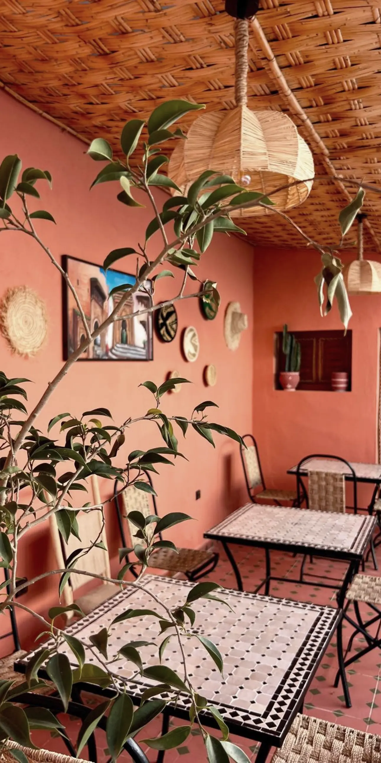 Le salon du petit-déjeuner, murs saumon et plafond tressé
