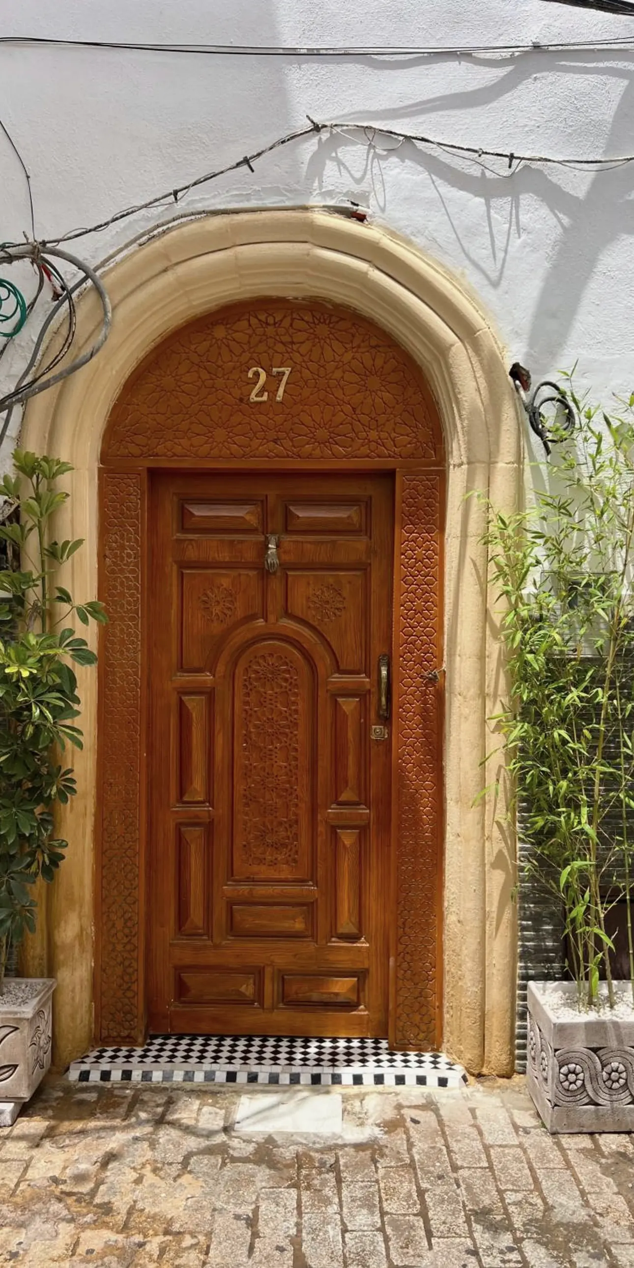 La porte d'entrée, numéro 27, entre les bambous