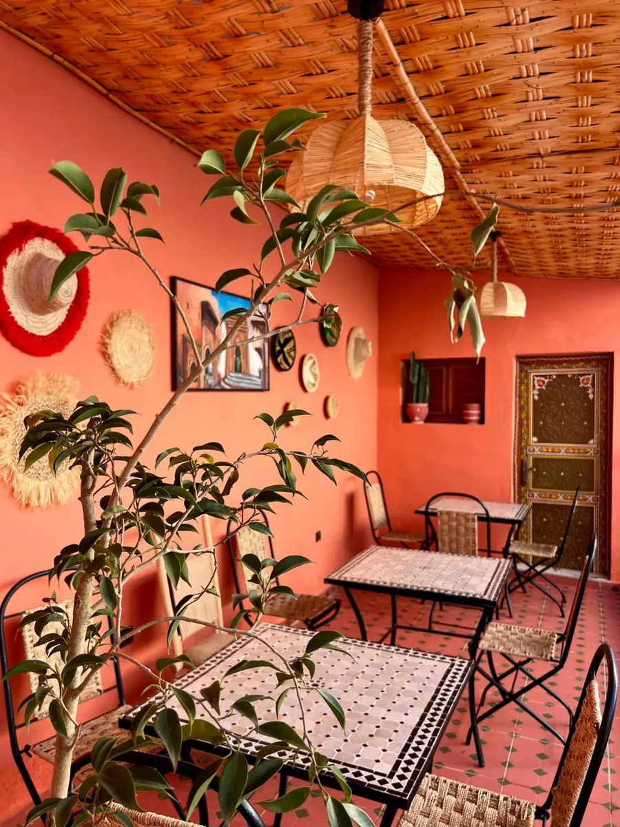 Le salon du petit-déjeuner, murs saumon et plafond tressé