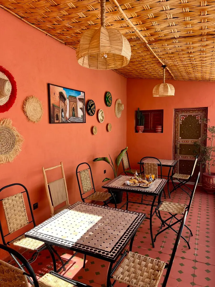 Les tables en mosaïque du salon