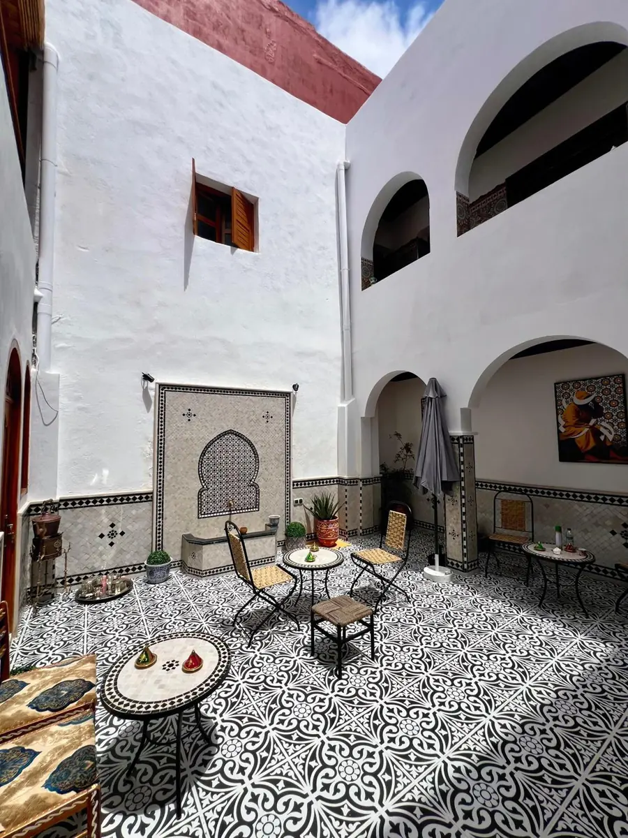Le patio et sa fontaine en zellige