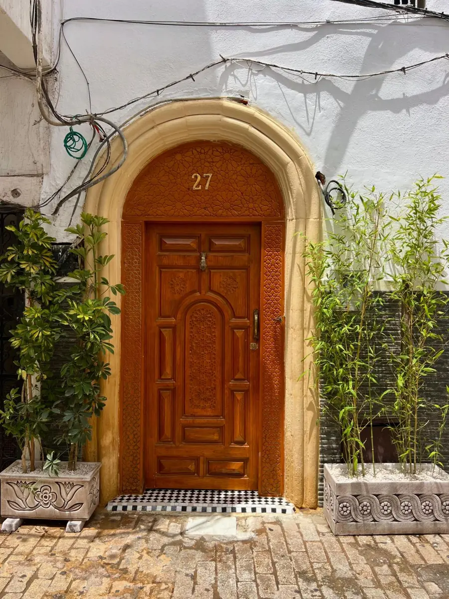 La porte d'entrée, numéro 27, entre les bambous