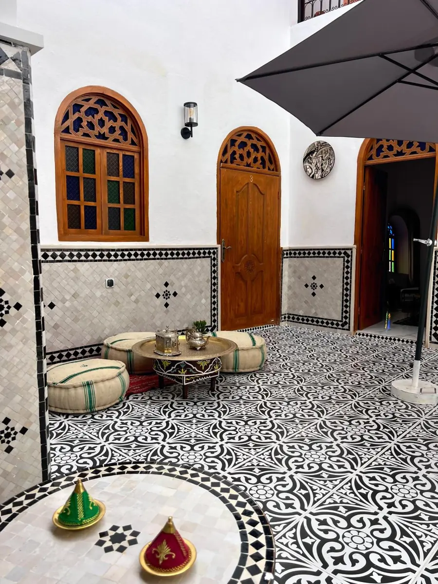 Fenêtres de bois et poufs dans le patio