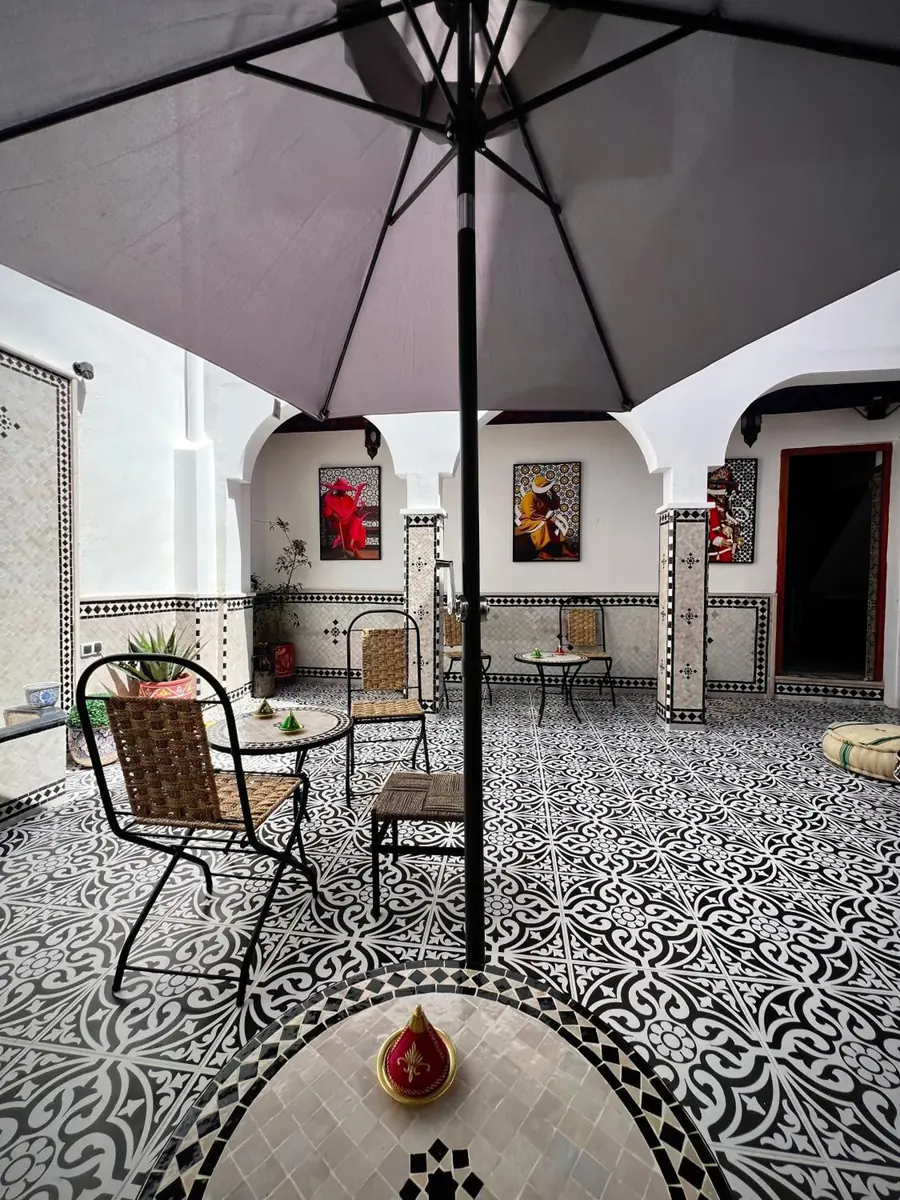 Le patio et son sol en carreaux de ciment