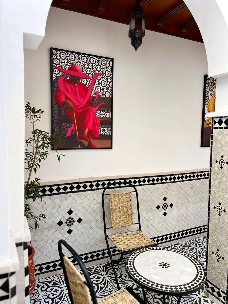 Tableau et frise de zellige dans le patio