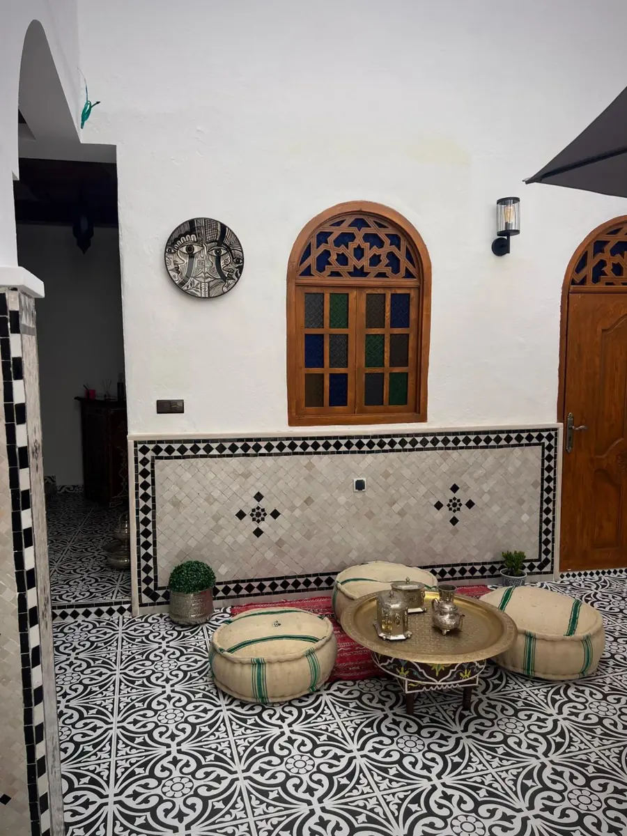 Poufs et tables basses dans le patio