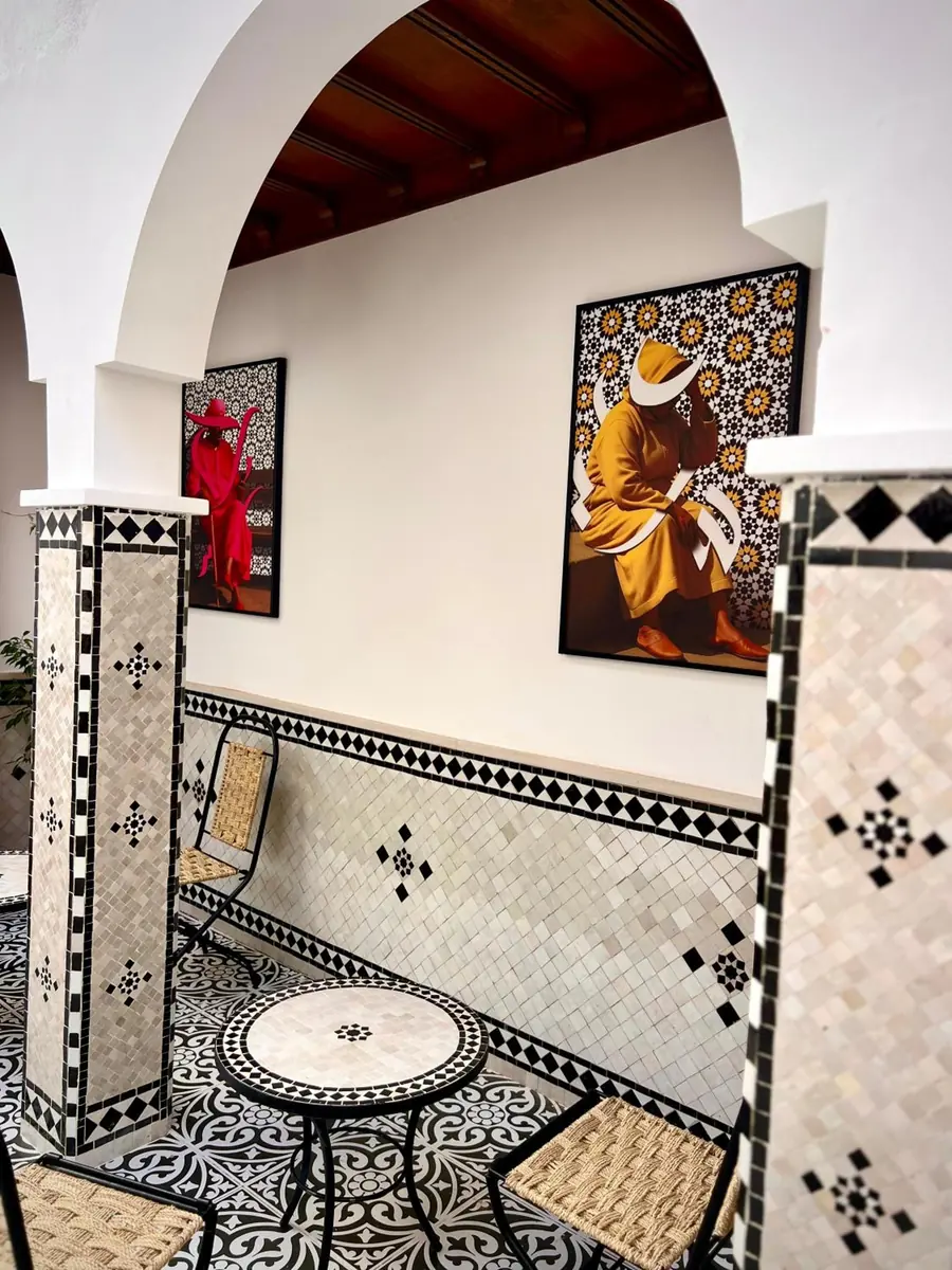 Table en mosaïque au pied d'un pilier de zellige