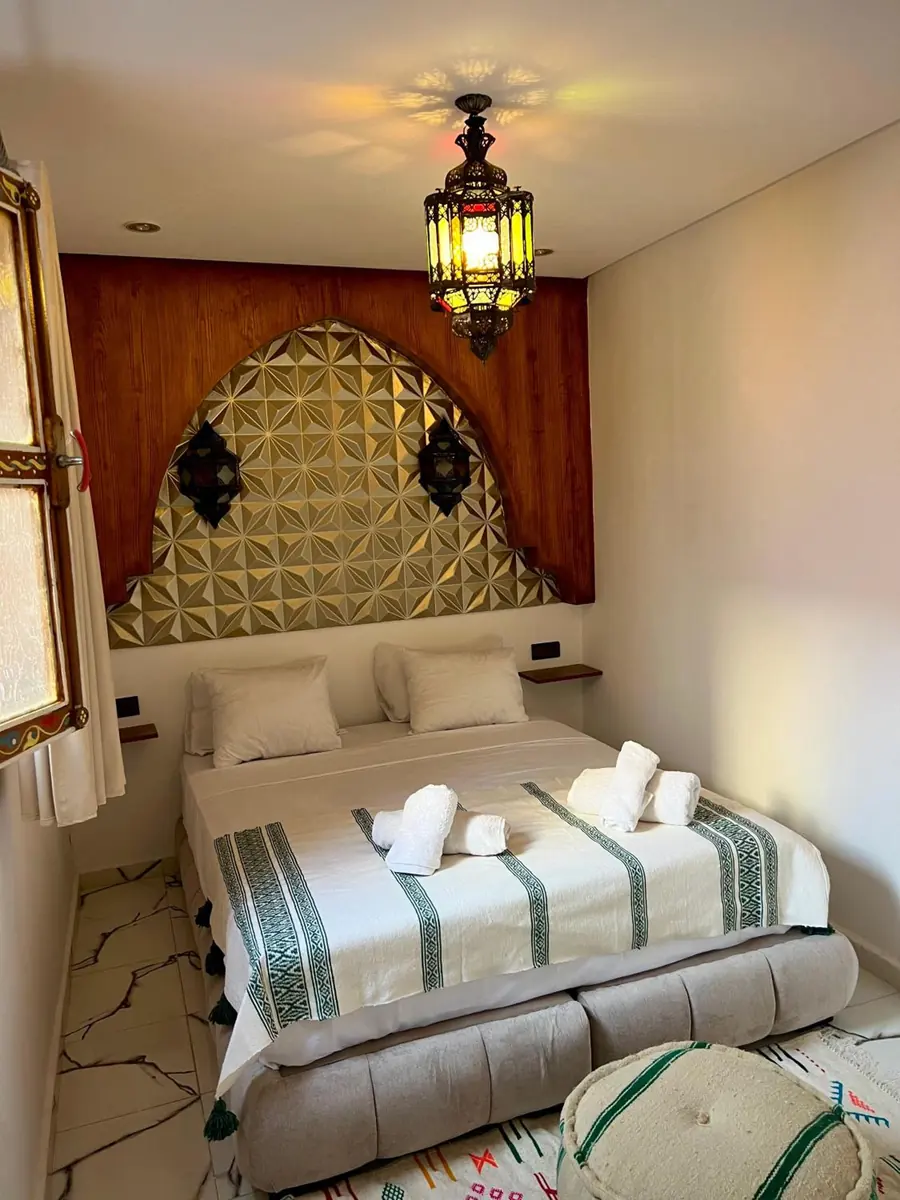 La Chambre Double, son lit et sa tête de lit dorée
