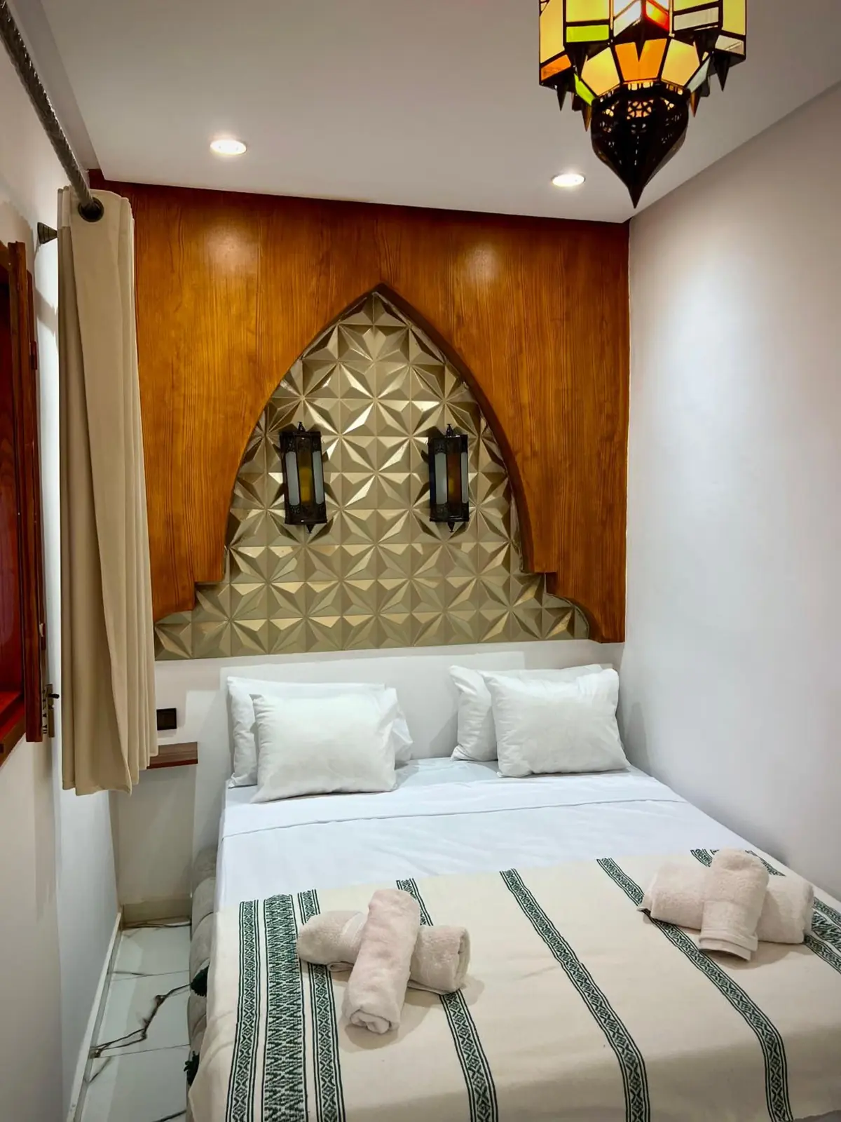 La Chambre Double, son lit et sa tête de lit dorée