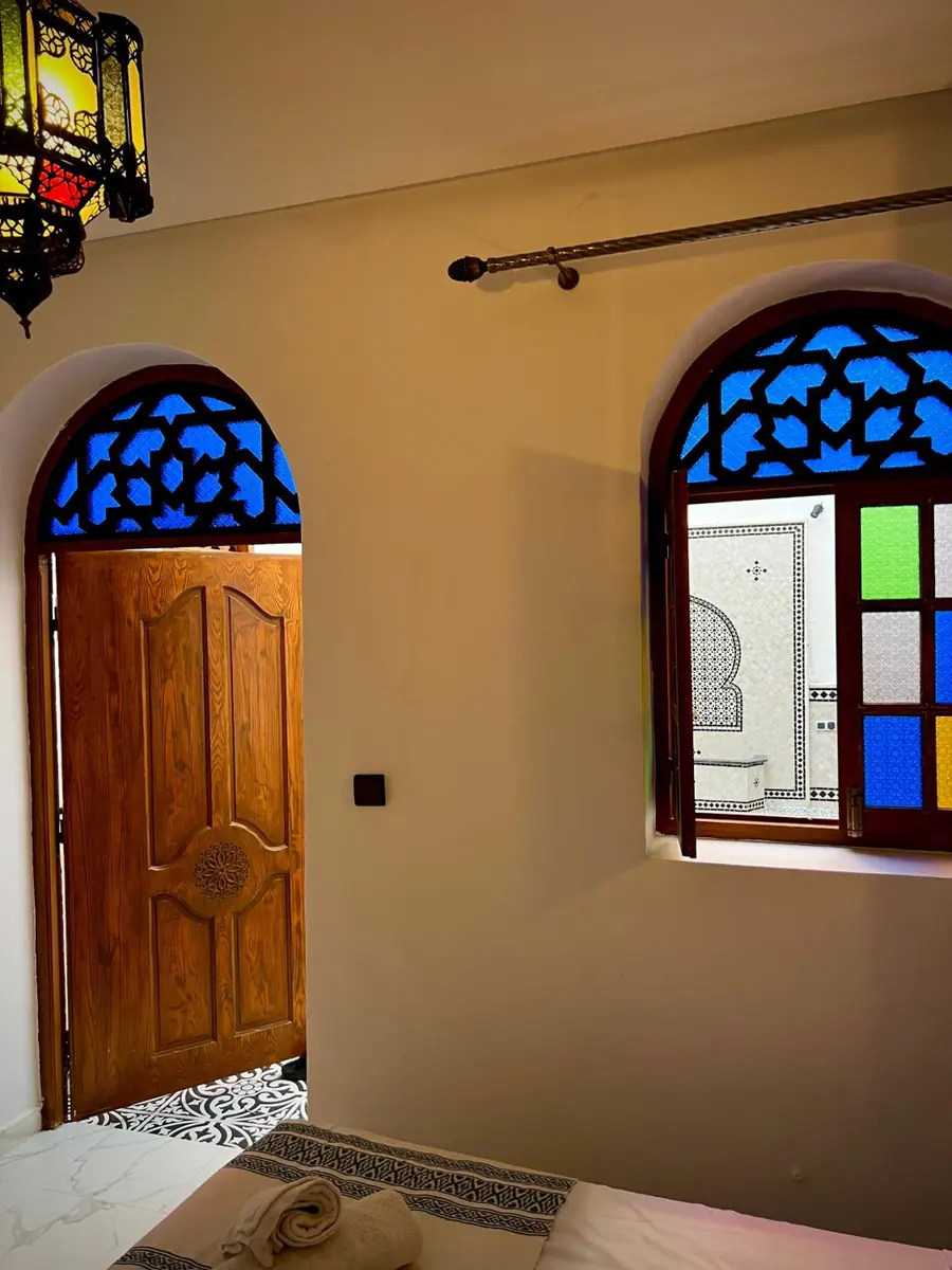 Porte et fenêtre en vitrail