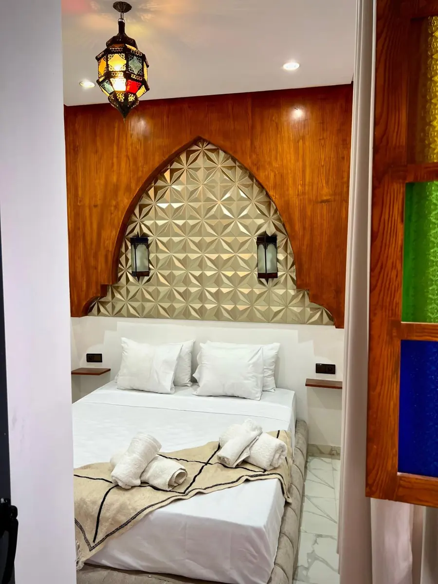 La Petite Chambre Double, son lit et sa tête de lit dorée