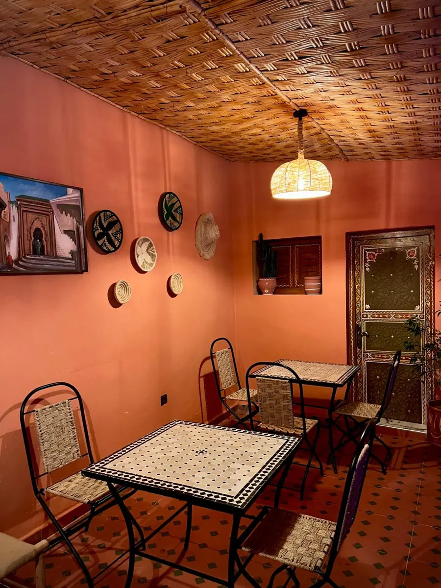 Le salon, ses tables et ses assiettes au mur