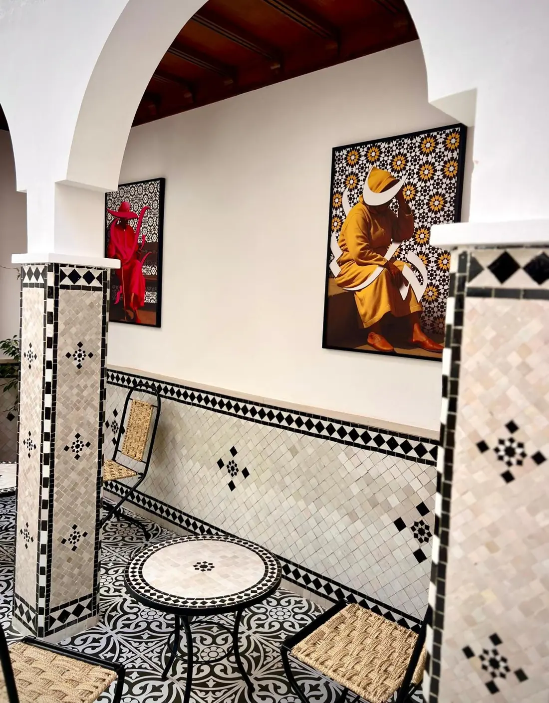 Table en mosaïque au pied d'un pilier de zellige